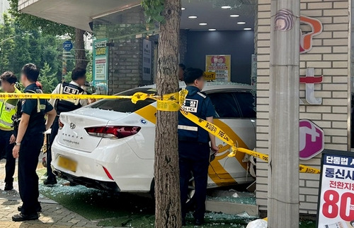 인천 휴대전화 매장으로 돌진한 택시 [독자 제공. 재판매 및 DB 금지]