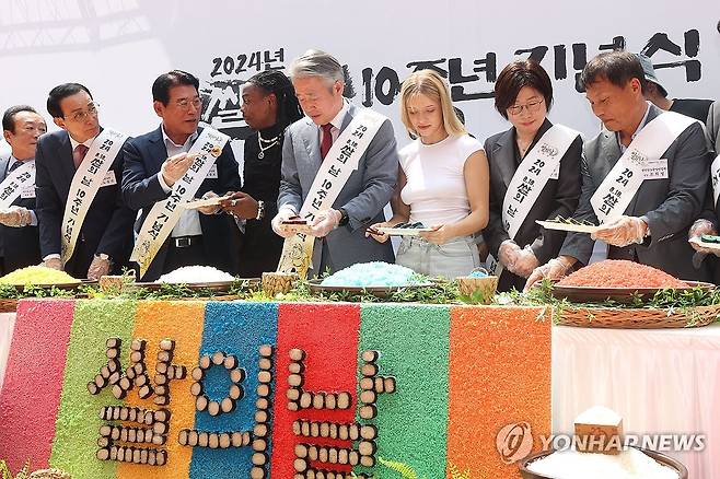 쌀의 날 기념…8색 김밥 만들기 (서울=연합뉴스) 강민지 기자 = 강호동 농협중앙회장 등이 지난 14일 오전 서울 중구 한국의집에서 열린 '2024년 제10회 쌀의 날 기념식'에서 8색 김밥 만들기 퍼포먼스를 하고 있다. 2024.8.14 mjkang@yna.co.kr