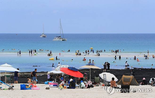 무더위엔 바다 물놀이가 최고 (제주=연합뉴스) 전지혜 기자 = 토요일인 17일 무더운 날씨 속 제주시 구좌읍 김녕해수욕장에서 피서객들이 물놀이를 하고 있다. 2024.8.17 atoz@yna.co.kr