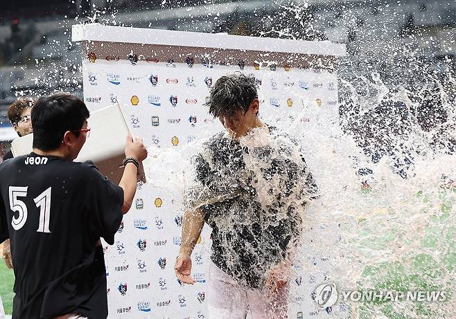 양현종의 축하 세례받는 김도영 (서울=연합뉴스) 이지은 기자 = 15일 오후 서울 구로구 고척스카이돔에서 열린 프로야구 KIA와 키움의 경기. 최연소 30-30을 달성한 KIA 김도영이 투수 양현종에게 음료수세례를 받고 있다. 2024.8.15 jieunlee@yna.co.kr