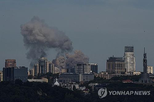 올해 7월 8일(현지시간) 우크라이나 키이우에 러시아의 미사일 공격 이후 피어오르는 연기 [AP 연합뉴스 자료사진. 재판매 및 DB 금지]