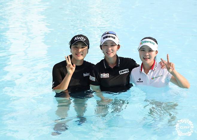 우승 뒤 풀장에 뛰어든 배소현(가운데)과 윤이나(왼쪽), 서어진 [KLPGA 제공. 재배포 및 DB 금지]