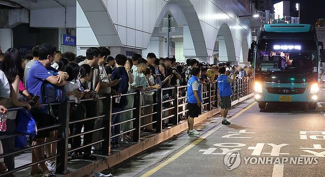 '우리 다 탈 수 있나요' (대구=연합뉴스) 황수빈 기자 = KTX 열차 궤도 이탈 여파로 18일 시민들이 동대구역 앞 인도에서 코레일 측이 지원하는 대체 버스에 탑승하기 위해 기다리고 있다. 2024.8.18 hsb@yna.co.kr