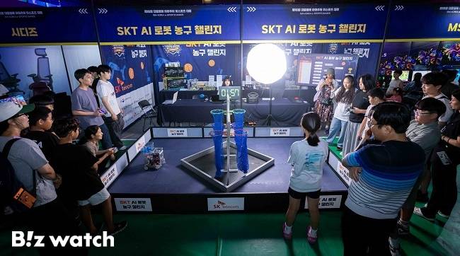 SK텔레콤이 개최한 'AI 로봇 농구 챌린지'에서 참가자들이 경기를 하고 있다./사진=SK텔레콤 제공