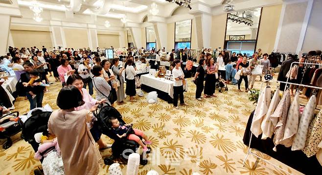 지난 2019년 아일랜드캐슬 연회장에서 열린 플리마켓 당시 모습. (사진=정재훈기자)