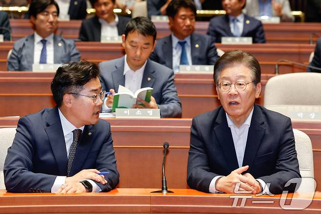 이재명 더불어민주당 대표(오른쪽)와 박찬대 원내대표가 11일 오전 서울 여의도 국회에서 열린 의원총회에 참석해 대화하고 있다. 2024.6.11/뉴스1 ⓒ News1 안은나 기자