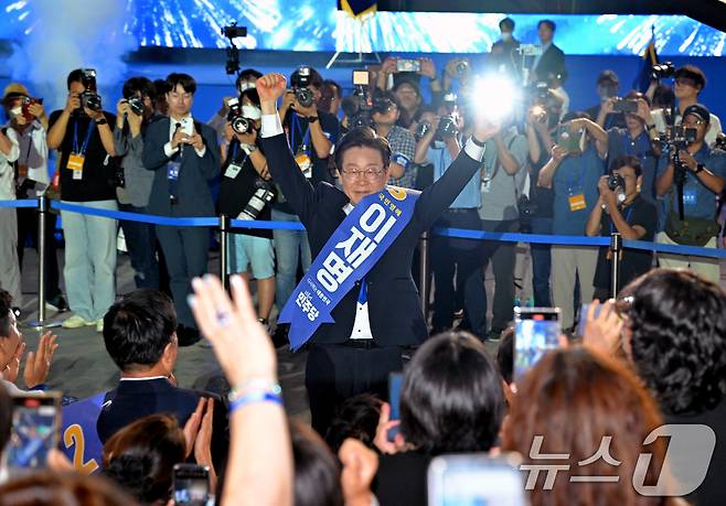 연임에 성공한 이재명 더불어민주당 대표가 18일 오후 서울 송파구 올림픽공원 KSPO돔에서 열린 제1차 정기전국당원대회에서 당원들에게 인사하고 있다. (공동취재)2024.8.18/뉴스1 ⓒ News1 김민지 기자