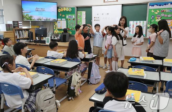 경기 수원시 영통구 망포초등학교에서 3학년 6반 학생들이 방학 동안 자란 키를 친구들과 비교하고 있다. (기사와 사진은 직접적 관련 없음) ⓒ News1 김영운 기자