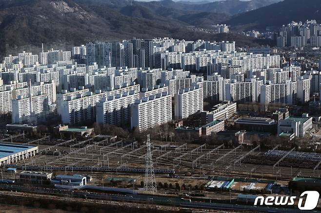 서울시 도봉구의 한 고층빌딩에서 노원구의 아파트 밀집 지역이 보이고 있다. 2024.1.15/뉴스1 ⓒ News1 박정호 기자