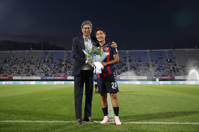 수원종합운동장/ K리그1/ 수원FC vs 광주FC/ 수원 손중호 입단식/ 수원 단장 최순호, 손준호/ 사진 김경태