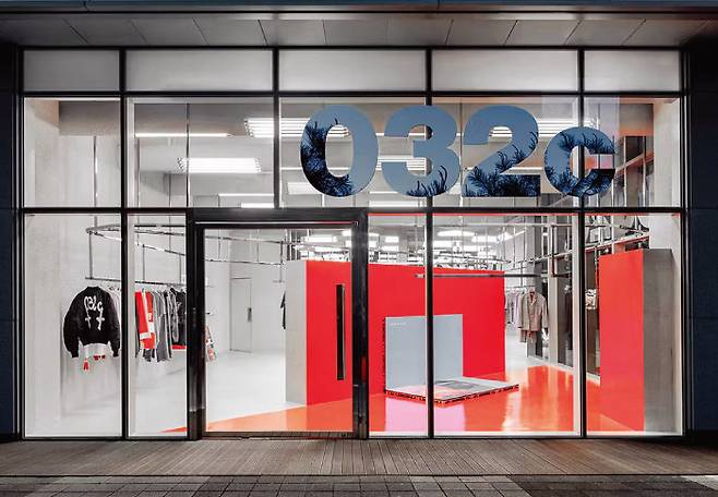 032c는 베를린 외에 유일한 오프라인 스토어를 서울에 열었다.