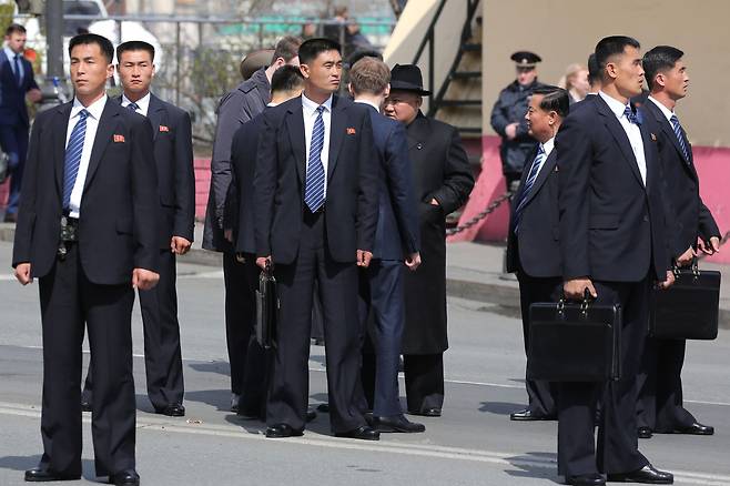 2019년 4월 26일 러시아 블라디보스토크 기차역 주변에서 김정은 위원장을 둘러싼 974부대 소속 북한 경호원들