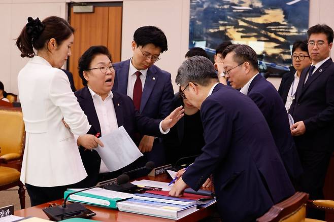 국회 교육위원회 문정복 더불어민주당 간사와 강선우 의원, 조정훈 국민의힘 간사와 김미애 의원이 16일 오후 서울 여의도 국회에서 열린 ‘의대 정원 증원에 따른 의과대학 교육 점검 연석 청문회’ 정회 후 의과대학 정원 배정심사위원회 회의록 폐기와 관련 오석환 교육부 차관, 심민철 인재정책기획관과 대화하고 있다. 2024.8.16/뉴스1