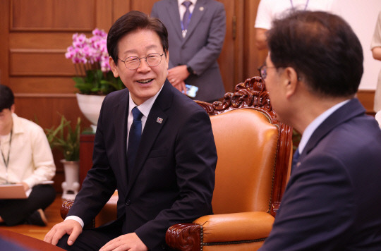 이재명 더불어민주당 대표가 19일 오후 국회의장실에서 우원식 국회의장을 예방해 대화하고 있다.<연합뉴스>