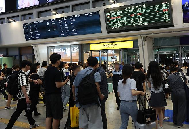 KTX 열차 궤도 이탈 여파로 열차가 줄줄이 지연된 18일 오후 서울 중구 서울역이 승객들로 붐비고 있다. 연합뉴스