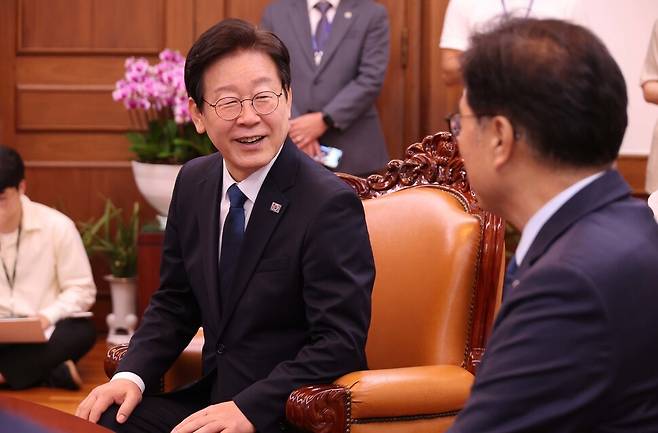 이재명 더불어민주당 대표가 19일 오후 서울 여의도 국회의장실에서 우원식 국회의장을 예방해 대화하고 있다. 공동취재사진