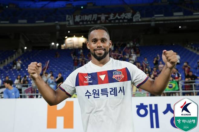 수원FC 안데르손이 18일 울산문수축구경기장에서 열린 울산 HD전 2-1 승리 후 세리머니를 하고 있다. 사진=프로축구연맹