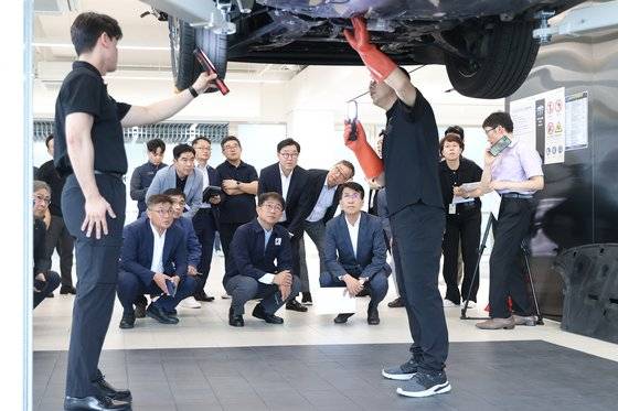16일 서울 대방동 현대자동차 남부하이테크센터에 방문해 전기차 특별 안전 점검 진행 상황에 대한 설명을 듣는 박상우 국토교통부 장관. 사진 국토부