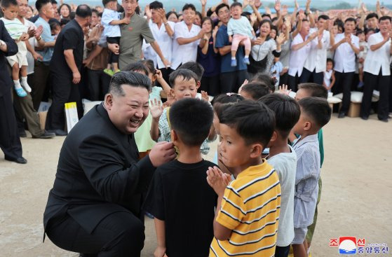 김정은 북한 국무위원장이 평안북도, 자강도, 양강도 등에서 지난달 말 수해로 집을 잃은 어린이와 학생, 노인, 환자, 영예 군인 등을 평양으로 데려가 피해복구 기간 지낼 곳을 마련해주겠다고 밝혔다. 김정은은 지난 8~9일 평안북도 의주군 수해지역을 찾아 폭염 속에 천막으로 만든 임시거처에서 지내는 이재민들을 위로하고 이런 조치를 발표했다고 조선중앙통신이 10일 전했다. 연합뉴스