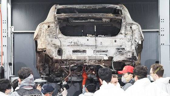 지난 8일 인천 청라 벤츠 전기차 화재현장에서 관계당국이 차량을 감식하고 있다. 연합뉴스