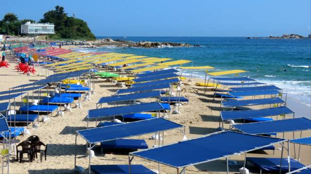 ▲ 지난달 12일 정식 개장한 강원 고성군 30개 해수욕장에 18일까지 모두 203만9345명의 피서객이 방문해 지난해(169만5276명)에 비해 20.3%(34만4069명) 증가했다. 19일 재개장 운영 준비중인 아야진해수욕장. 전인수