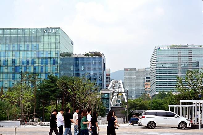 판교 직장인들이 거리를 걷고 있다. 사진=서범세 기자