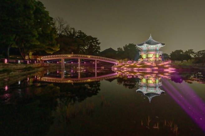 ‘경복궁 별빛야행’에서 직접 체험, 감상할 수 있는 경복궁 취향교와 향원정. 국능유적본부 제공