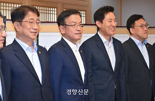 박상우(왼쪽부터) 국토교통부 장관, 최상목 경제부총리 겸 기획재정부 장관, 오세훈 서울시장, 김병환 금융감독원장이 지난 8일 오후 서울 종로구 정부서울청사에서 열린 부동산관계장관회의에서 기념촬영을 하고 있다. 사진공동취재단