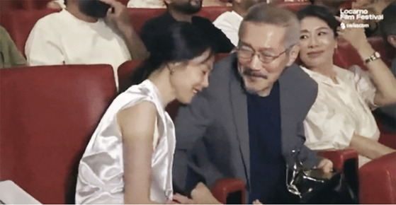 Actor Kim Min-hee, left, and director Hong Sang-soo, attend the 77th Locarno International Film Festival in Locarno, Switzerland, on Aug. 17. [SCREEN CAPTURE]