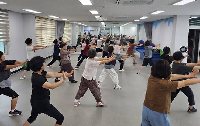 가평군은 지난 1일부터 보건소 건강센터에서 체육회와 협업으로 관내 어른신들을 대상으로 ‘관절 튼튼 실버에어로빅’ 프로그램을 운영하고 있다. / 사진제공=가평군