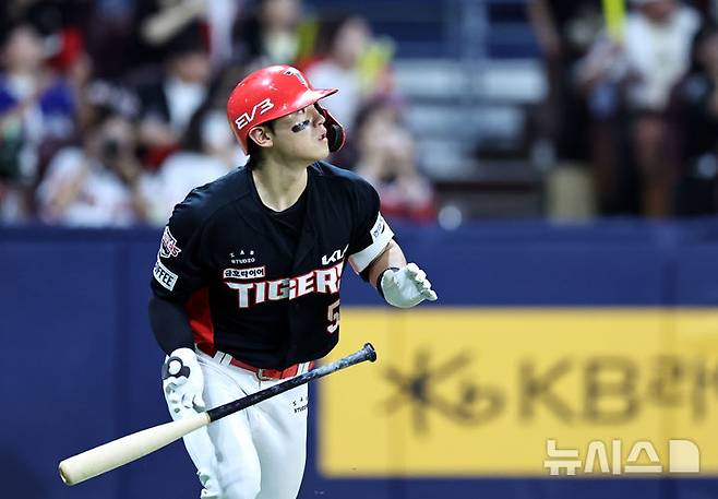 [서울=뉴시스] 김금보 기자 = 15일 오후 서울 구로구 고척스카이돔에서 열린 프로야구 2024 KBO리그 KIA 타이거즈와 키움 히어로즈의 경기, KIA 김도영이 5회초 1사 1루 2점 홈런을 치고 베이스를 돌고 있다. 2024.08.15. kgb@newsis.com