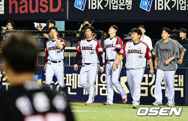 [OSEN=잠실, 지형준 기자] 프로야구&nbsp;KIA가&nbsp;LG 상대로 스윕에 성공하며 4연승을 이어갔다.&nbsp;KIA는&nbsp;18일 서울 잠실구장에서 열린 2024 KBO리그 LG와 경기에서 4-0으로 승리했다. KIA는 LG와 주말 3연전을 싹쓸이 승리했다.&nbsp;KIA 선발투수 네일은 6이닝 3피안타 1볼넷 3탈삼진 무실점으로 승리 투수가 됐다. 시즌 11승째로 다승 공동 1위가 됐다.&nbsp;LG 선수들이 패배를 아쉬워하고 있다. 2024.08.18 / jpnews@osen.co.kr