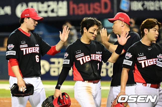 [OSEN=잠실, 지형준 기자] 프로야구&nbsp;KIA가&nbsp;LG 상대로 스윕에 성공하며 4연승을 이어갔다.&nbsp;KIA는&nbsp;18일 서울 잠실구장에서 열린 2024 KBO리그 LG와 경기에서 4-0으로 승리했다. KIA는 LG와 주말 3연전을 싹쓸이 승리했다.&nbsp;KIA 선발투수 네일은 6이닝 3피안타 1볼넷 3탈삼진 무실점으로 승리 투수가 됐다. 시즌 11승째로 다승 공동 1위가 됐다.&nbsp;경기를 마치고 KIA 이범호 감독이 선수들과 승리를 기뻐하고 있다. 2024.08.18 / jpnews@osen.co.kr