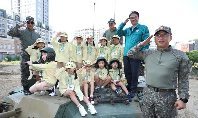 ▲이동환 시장이 어린이들과 장갑차 탑승 체험을 함께하고 있다. ⓒ고양특례시