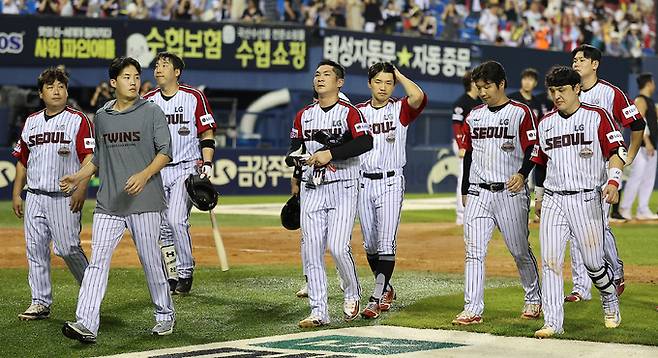 18일 오후 서울 송파구 잠실야구장에서 열린 ‘2024 신한 SOL 뱅크 KBO리그’ KIA 타이거즈와 LG 트윈스의 경기에서 0대4로 패하며 스윕패를 당한 LG 선수들이 굳은 표정으로 팬들에게 인사하고 있다. 뉴스1