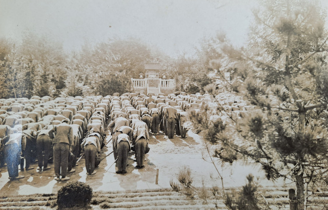 1930년대 중반 공립이리농림학교의 모든 학생들이 매일 일정한 시간 교내에 있는 일본 신사를 참배하던 모습. 사진은 기사 내용과 직접적인 관련이 없음. 한국국학진흥원 제공