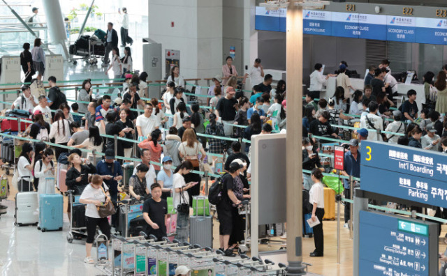 지난달 16일 인천국제공항 제1여객터미널 출국장에서 여름휴가철을 맞아 해외로 출국하려는 여행객들이 탑승 수속을 위해 기다리고 있다. 연합뉴스