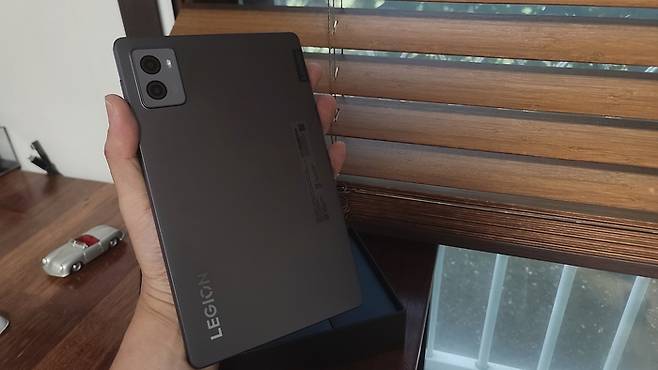 ‘레노버 리전탭 Y700 2세대’  후면부. 2개의 카메라가 내장돼 있고, 전면에도 카메라가 포함돼 있다. 사진 | 손재철기자