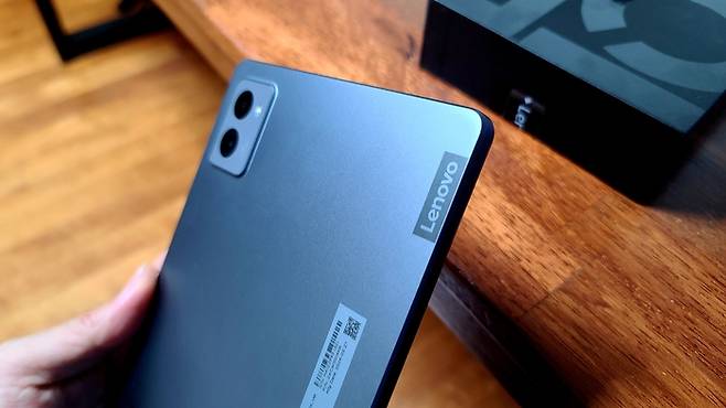 ‘레노버 리전탭 Y700 2세대’ 본체  완성도가 높은 설계 방식을 지니고 있다. 사진 | 손재철기자