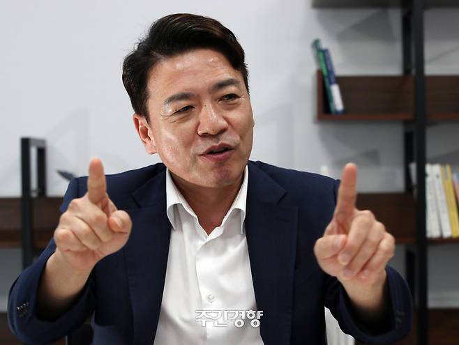 부승찬 더불어민주당 의원이 지난 8월 14일 국회 의원회관에서 주간경향과 인터뷰를 하고 있다./서성일 선임기자