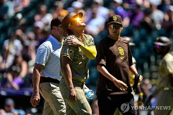 어깨 통증 호소하며 교체되는 김하성 (덴버 게티이미지/AFP=연합뉴스) 샌디에이고 김하성이 19일(한국시간) 미국 콜로라도주 덴버의 쿠어스필드에서 열린 2024 미국프로야구 메이저리그(MLB) 콜로라도 로키스와 방문 경기, 3회 주루 중 어깨를 다쳐 교체되고 있다.