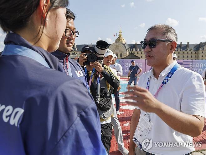 정의선 현대차 회장, 양궁 혼성 듀오 격려 (파리=연합뉴스) 황광모 기자 = 2일(현지시간) 프랑스 파리 레쟁발리드에서 열린 2024 파리올림픽 양궁 혼성 단체 독일과 결승전에서 승리해 금메달을 획득한 임시현과 김우진에게 경기장에 응원온 정의선 현대차 회장이 격려의 말을 하고 있다. 2024.8.3 hkmpooh@yna.co.kr