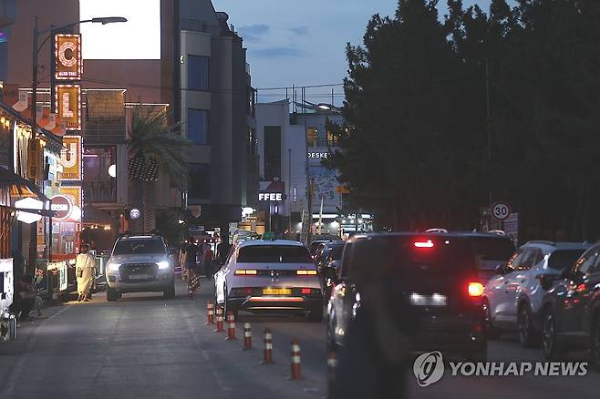 양양 인구해변의 밤 (양양=연합뉴스) 류호준 기자 = 지난 18일 밤 강원 양양군 현남면 인구해수욕장 일대가 막바지 피서를 즐기려는 피서객들로 붐비고 있다. 2024.8.19 ryu@yna.co.kr