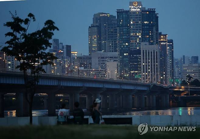 더위 피해 밤나들이 즐기는 시민들 (서울=연합뉴스) 김도훈 기자 = 서울 지역 낮기온이 35도를 기록하는 등 폭염이 이어지고 있는 19일 서울 여의도 한강공원을 찾은 시민들이 밤나들이를 즐기고 있다. 2024.8.19 superdoo82@yna.co.kr