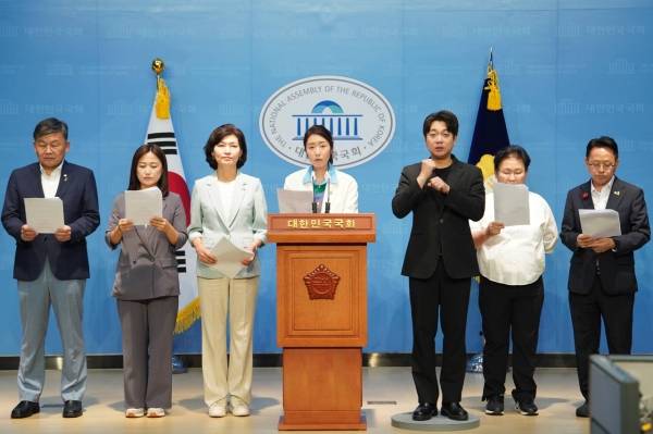 국회 보건복지위원회.교육위원회 소속 더불어민주당.조국혁신당 소속 의원들은 20일 국회 기자회견을 열고 "정부가 의대정원 증원을 논의할 때 제대로 된 기준과 심사 없이 밀실에서 졸속 추진한 사실이 밝혀졌다"라며 윤석열 정부의 인정과 사과를 촉구하고 나섰다. 발언하는 강선우 의원. ⓒ강선우 의원실