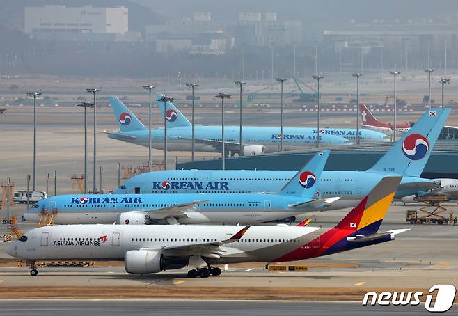 인천국제공항 활주로에서 아시아나항공 항공기가 대한항공 항공기 앞을 지나고 있다.  2024.2.13/뉴스1 ⓒ News1 박정호 기자