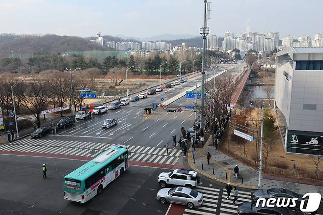 경기 성남시가 정밀안전진단 결과 보수·보강이 결정된 성남교 등 지천 교량 32개에 대한 공사에 들어갔다. 사진은 지난해 8월 구조상 결함이 확인돼 차량통행이 금지됐다가 올 1월18일 차량통행이 임시 재개된 성남시 분당구 수내교 모습. 2024.1.18/뉴스1 ⓒ News1 황기선 기자