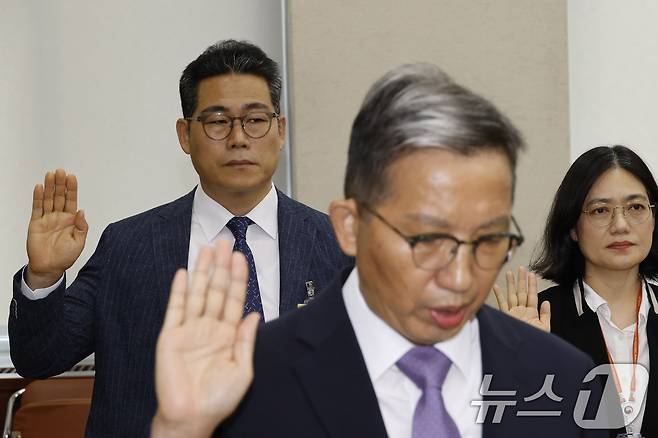 백해룡 화곡지구대장(경정)이 20일 오전 서울 여의도 국회 행정안전위원회에서 열린 마약수사 외압 의혹 관련 청문회에서 증인 선서를 하고 있다. 앞은 우종수 경찰청 국가수사본부장. 2024.8.20/뉴스1 ⓒ News1 안은나 기자