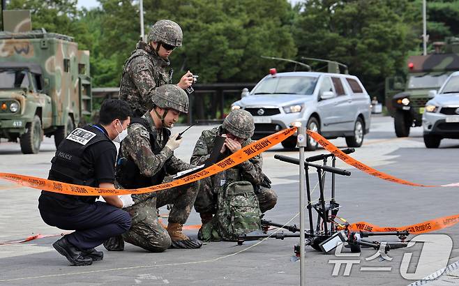 20일 오후 서울 송파구 올림픽공원에서 대테러 종합훈련에서 군경이 무력화된 미상 드론을 확인하고 있다. 2024.8.20/뉴스1 ⓒ News1 구윤성 기자