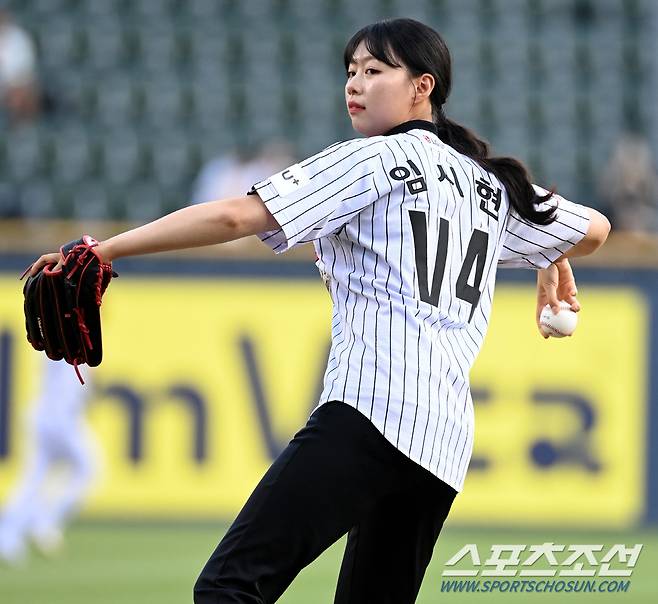 20일 잠실야구장에서 열린 SSG와 LG의 경기, 파리올림픽 양궁 3관왕 임시현이 시구를 하고 있다. 잠실=허상욱 기자 wook@sportschosun.com/2024.08.20/